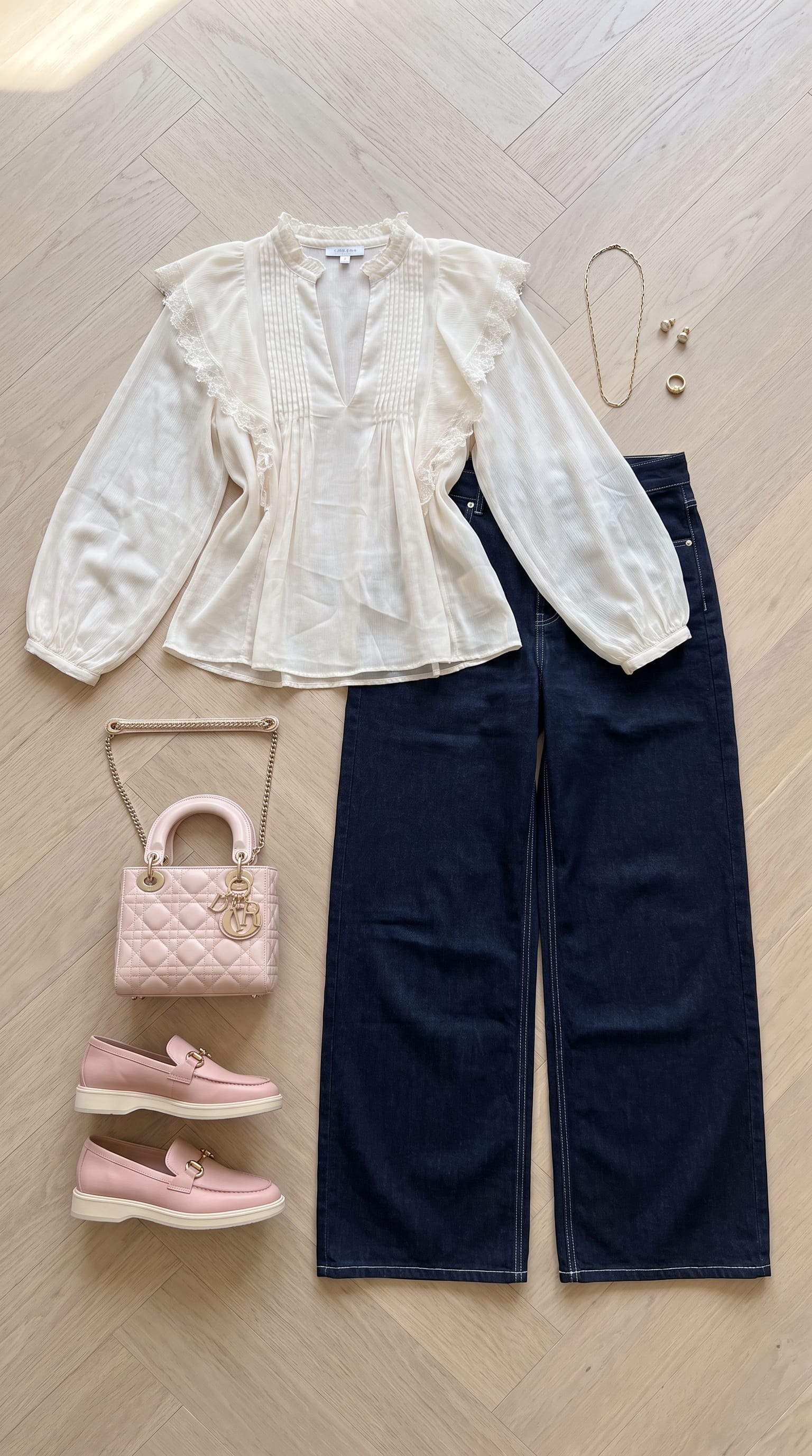 Indigo jean. Off-White shirt. — outfit