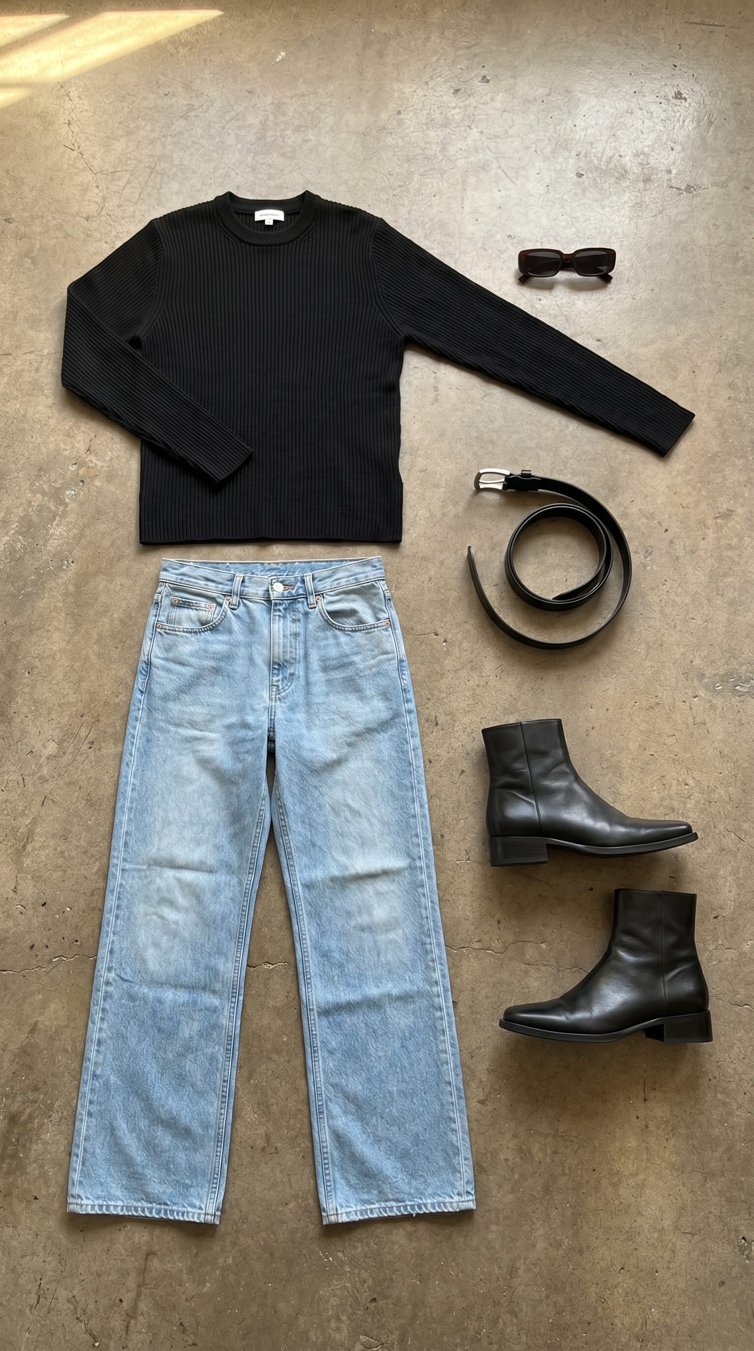 Light blue jean. Black boot. — outfit