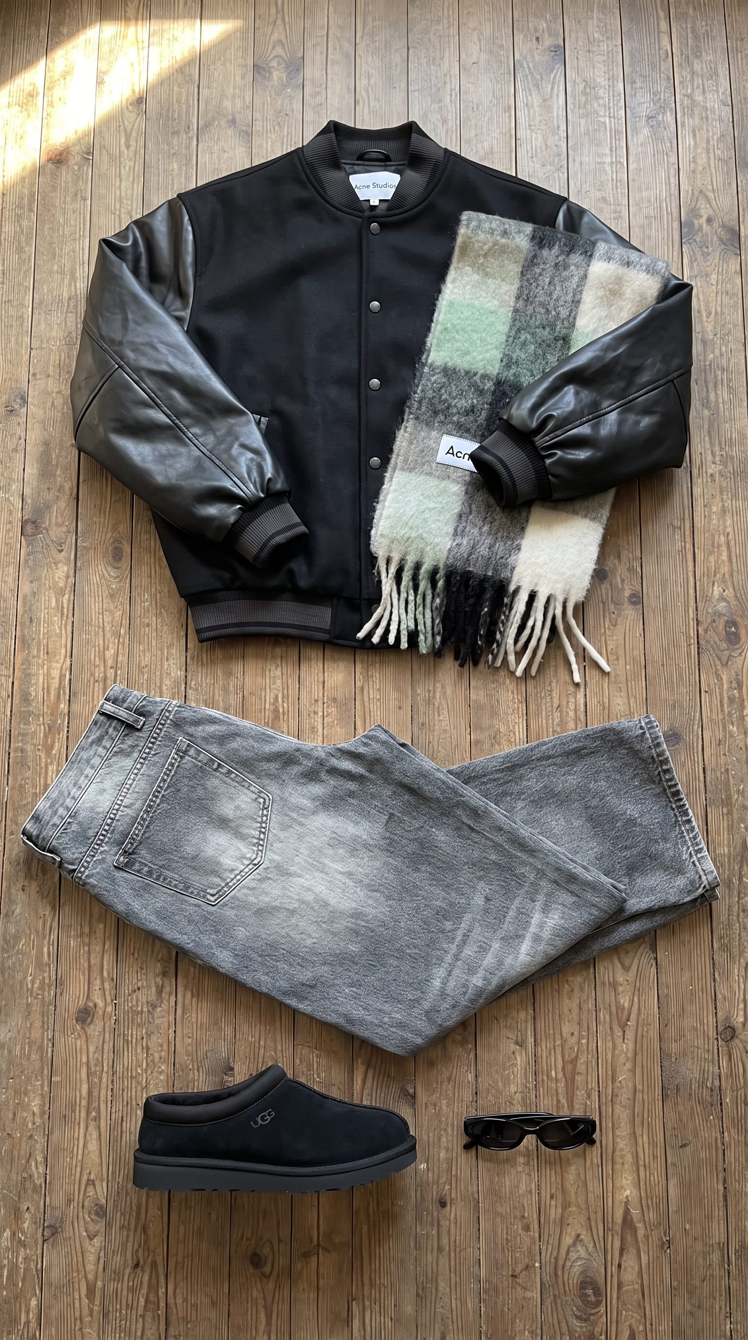 Black jacket. Grey jean. — outfit