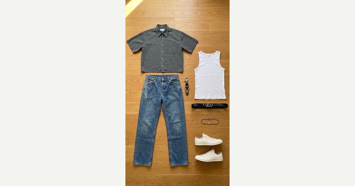 Blue jean. Black shirt. — outfit flat-lay
