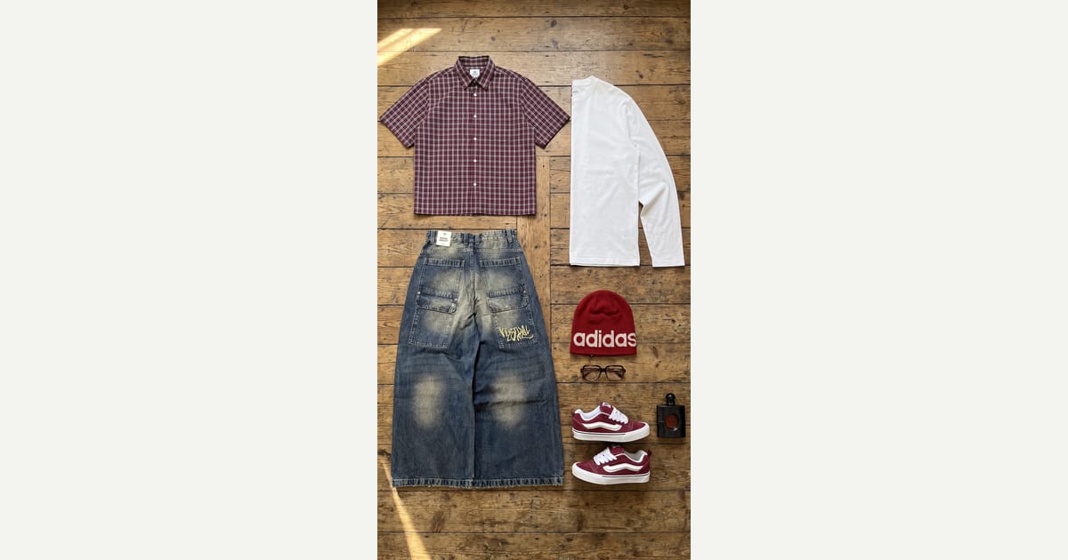 Blue jean. Burgundy shirt. — outfit flat-lay